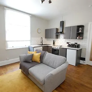  Apartment Modern One Bed Apartment, By Kipz Centre - Amazing Location & Quiet!
